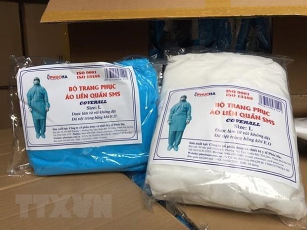 Khởi tố bị can, tạm giam một nhân viên bệnh viện bán quần áo phòng dịch giả