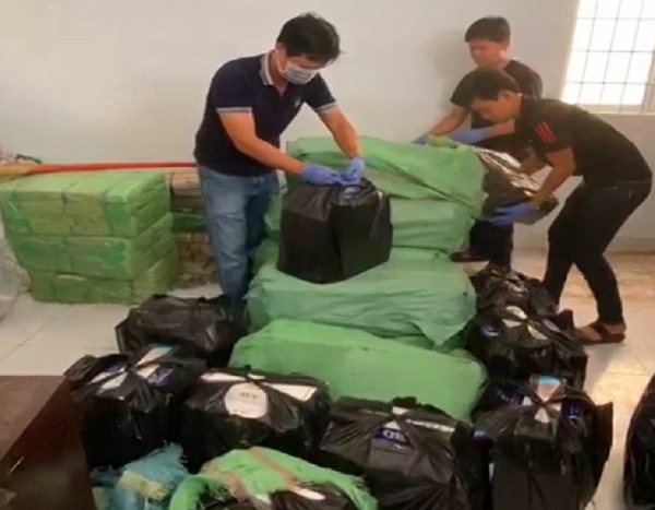 Bắt quả tang ô tô 7 chỗ vận chuyển 9.000 bao thuốc lá ngoại nhập lậu