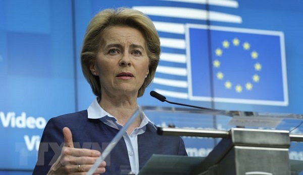 Chủ tịch Hội đồng châu Âu (EC) Ursula Von Der Leyen trong cuộc họp báo sau hội nghị trực tuyến của EU (Ảnh: AFP/TTXVN)