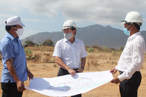 Đồng chí Phạm Văn Hậu, Phó Chủ tịch UBND tỉnh kiểm tra thực địa khu vực triển khai dự án Nhà máy điện mặt trời 450MW tại xã Phước Minh (Thuận Nam).
