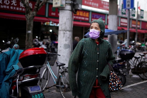 Một phụ nữ đeo khẩu trang ở Thượng Hải (Ảnh: Reuters)