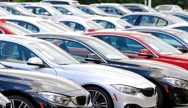 Việc giảm 50% lệ phí trước bạ khi đăng ký ô tô sản xuất, lắp ráp trong nước được kỳ vọng sẽ giảm giá mua ô tô khi đến tay người tiêu dùng.