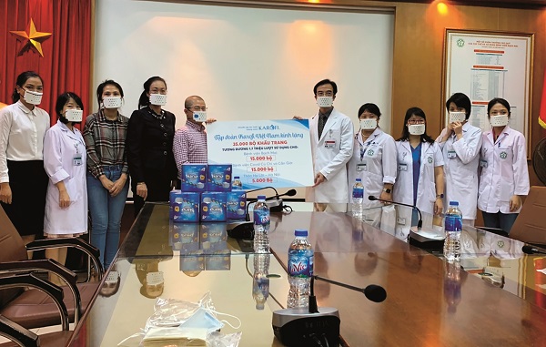 TGĐ Karofi Trần Mạnh Hiển trao quà cho đại diện – Giám đốc Bệnh viện Bạch Mai, GS.TS Nguyễn Quang Tuấn