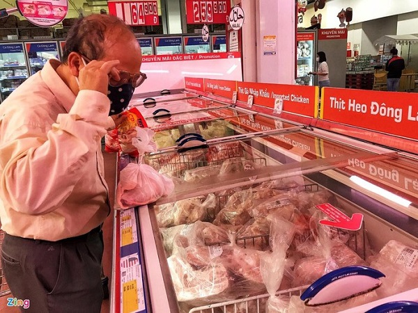một số loại thịt lợn nhập khẩu có giá chỉ bằng một nửa hàng ngoài chợ, thậm chí bằng 1/3 so giá thịt lợn nội bán tại các siêu thị.
