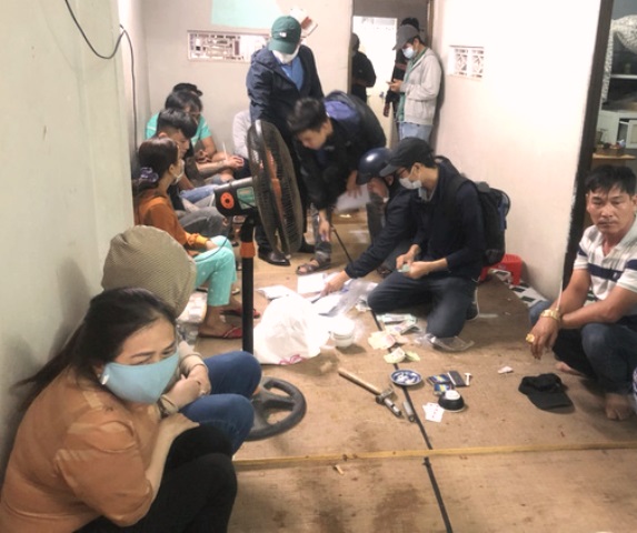 Đà Nẵng: Đột kích sới bạc trong khu dân cư, bắt hàng chục con bạc ăn thua cả trăm triệu đồng