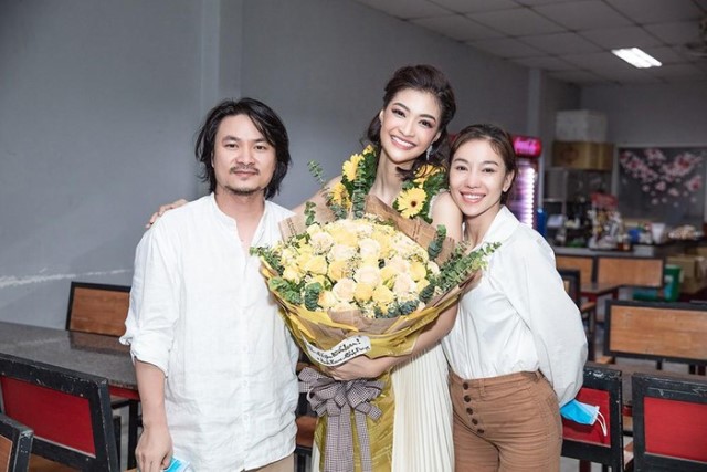 Đạo diễn Hoàng Nhật Nam và Trưởng BTC Miss World Vietnam 2019 Phạm Kim Dung chia sẻ niềm vui với Kiều Loan.