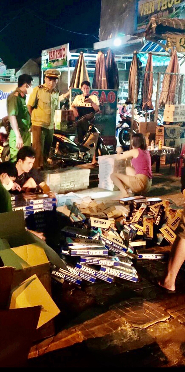 Bắt giữ 2 đối tượng vận chuyển gần 4.400 bao thuốc lá điếu nhập lậu