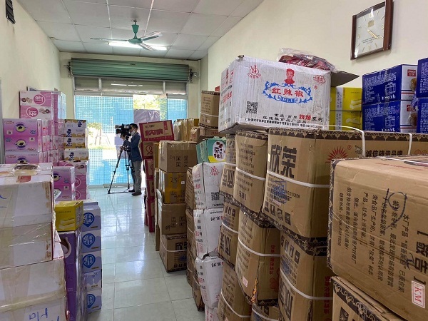 Hà Nội: Thu giữ lô hàng thực phẩm không rõ nguồn gốc xuất xứ