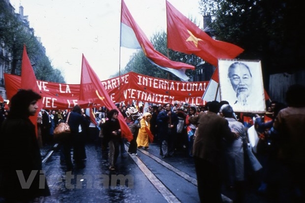 Diễu hành mừng chiến thắng trên đường phố Paris ngày 1/5/1975 (Ảnh: Lê Tấn Xuân/Vietnam+)