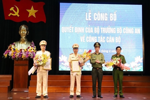2 tân phó giám đốc Công an tỉnh Hà Tĩnh tại lễ nhận quyết định bổ nhiệm (Ảnh: CA HT)