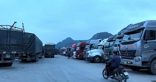 Xe chở hàng hóa xuất khẩu chờ thông quan tại Cửa khẩu Tân Thanh - Lạng Sơn