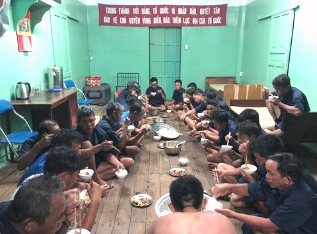 C&aacute;c ngư d&acirc;n được bố tr&iacute; ăn, nghỉ tr&ecirc;n nh&agrave; gi&agrave;n sau khi cấp cứu