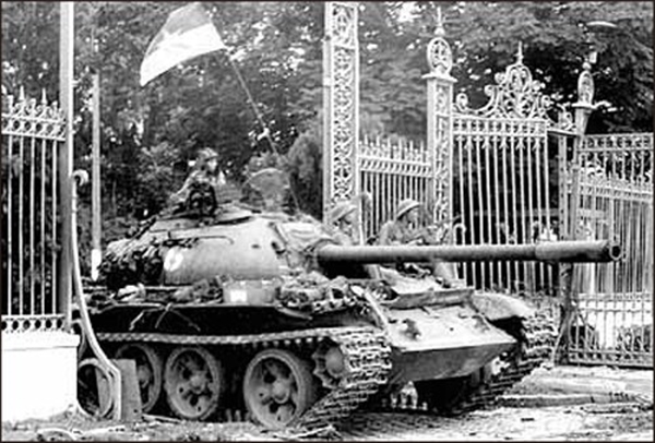 Xe tăng Quân Giải phóng miền Nam tiến vào Dinh Độc Lập ngày 30/4/1975 (Ảnh: TL)