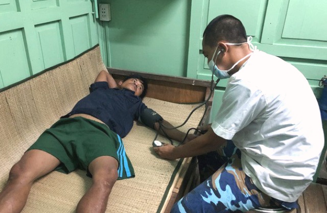 Qu&acirc;n y nh&agrave; gi&agrave;n thăm kh&aacute;m sức khỏe cho ngư d&acirc;n