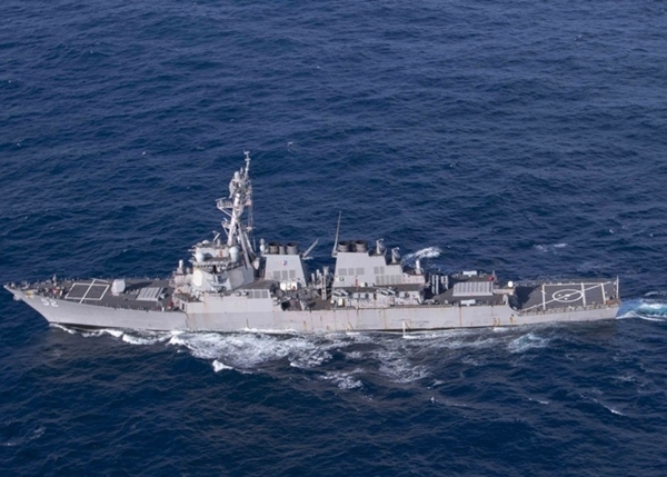 Tàu khu trục USS Barry di chuyển trên biển ngày 28/11/2019 (Ảnh: US Navy)