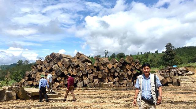 Nhóm PV TH&CL đến tận cửa rừng nắm tình hình thu giữ gỗ lậu của Công ty TNHH MTV Lâm nghiệp Đăk Tô