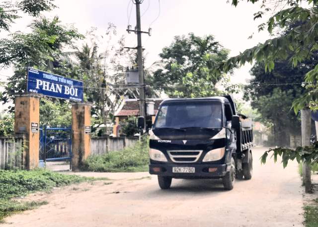Xe vận chuyển cát chạy qua ngay trước cổng trường tiểu học Phan Bôi, tiềm ẩn rất nhiều nguy cơ TNGT nhất là giờ tan trường.