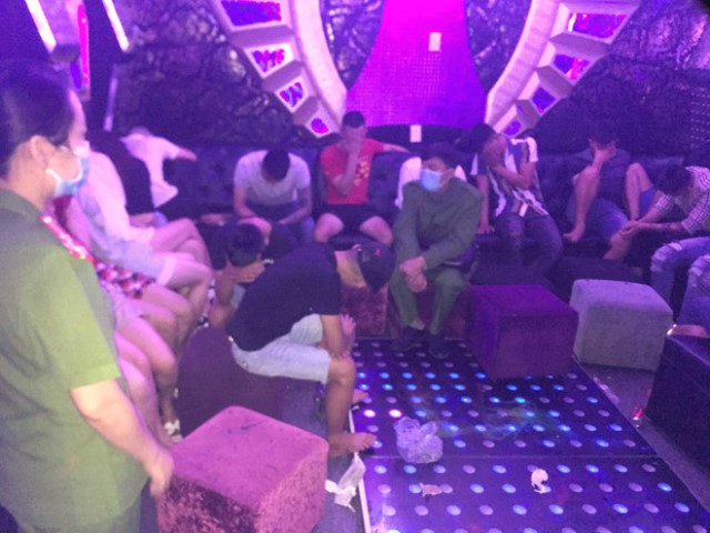 Lực lượng đang lấy lời khai nhóm thanh niên sử dụng ma tuý tại quán karaoke HTV