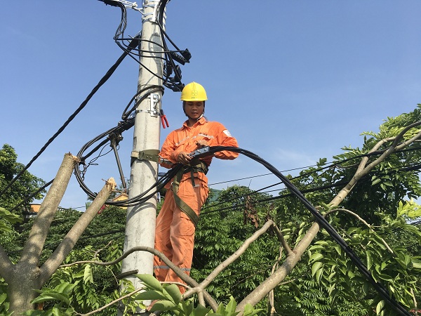 Công nhân ngành Điện Hà Nam đang nỗ lực, khắc phục khó khăn để đảm bảo cấp điện cho nhân dân tỉnh nhà
