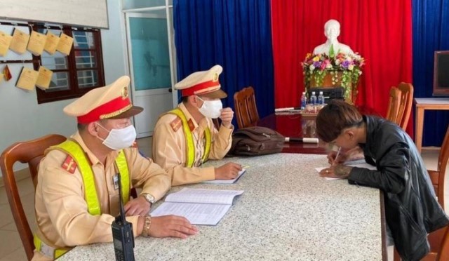 Đà Nẵng: Vây bắt thanh niên chạy xe 'bốc đầu - một bánh' trên đèo Hải Vân