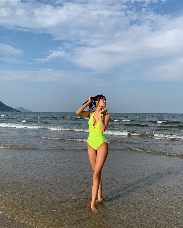 Hoàng Thùy diện bikini quyến rũ "đốn tim" ở bãi biển khi về quê nghỉ lễ