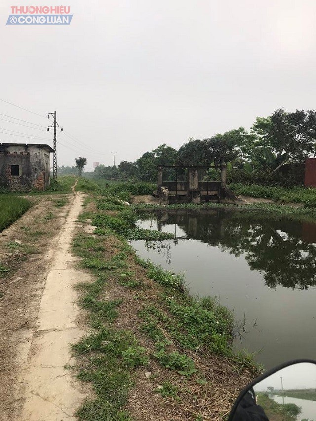 Theo người dân, nguồn nước màu đen chảy ra sông Gòng là từ địa phận xã Long Anh (TP. Thanh Hóa).