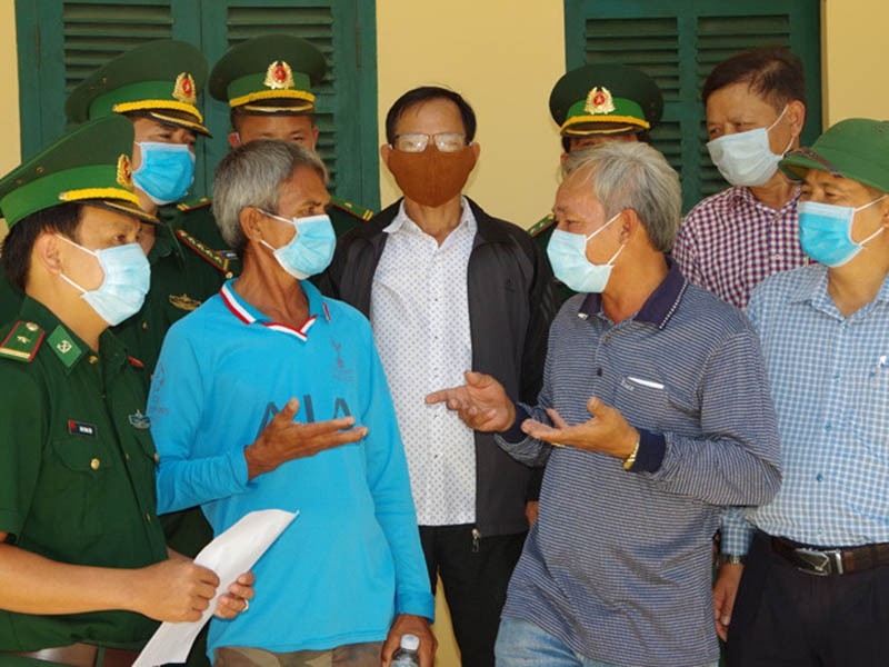 Quân y BĐBP tỉnh Bình Định thăm khám sức khỏe ban đầu cho các ngư dân trên tàu cá Bình Định và ngư dân người Philippines vừa được cứu vớt