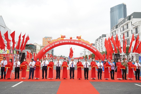 Thủ tướng Nguyễn Xuân Phúc và các đại biểu thực hiện nghi thức khánh thành