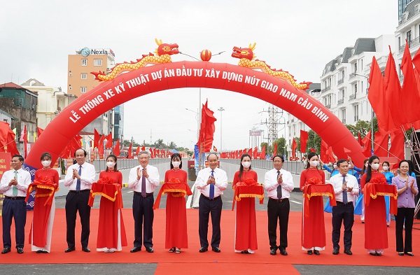 Thủ tướng Nguyễn Xuân Phúc và các đại biểu thực hiện nghi thức khánh thành