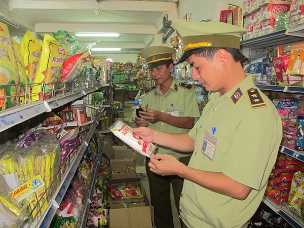 Ảnh: Lực lượng QLTT Nam Định kiểm tra thị trường hàng hóa