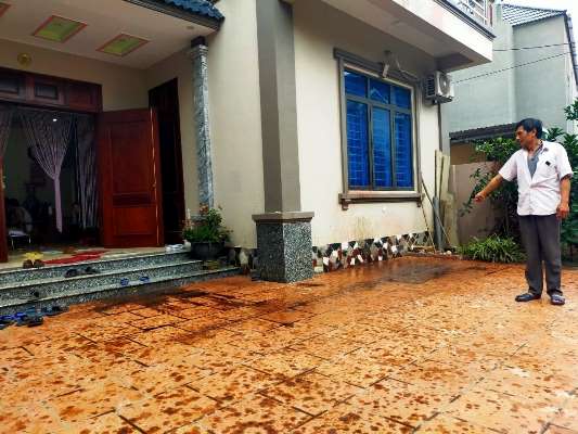 Vĩnh Phúc: Người dân lo sợ vì liên tục bị ném chất thải bẩn vào nhà