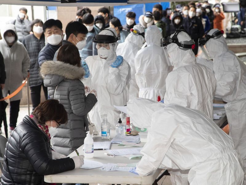 Bệnh nhân xếp hàng chờ đăng ký lấy mẫu xét nghiệm Covid-19 tại Seoul, Hàn Quốc