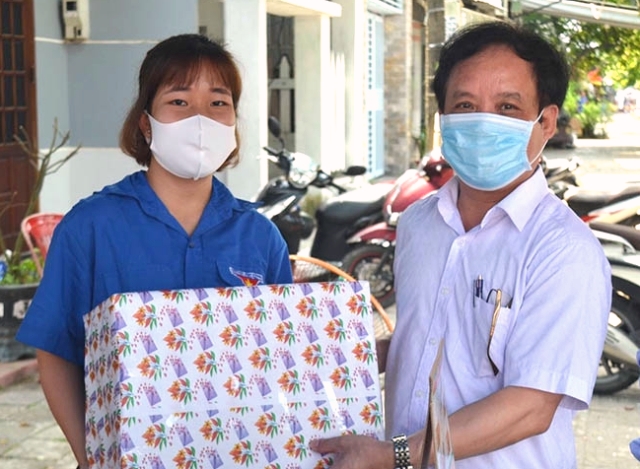 PGS.TS. Nguyễn Ngọc Vũ, Giám đốc ĐH Đà Nẵng trao quà cho sinh tình nguyện tại chốt kiểm dịch.