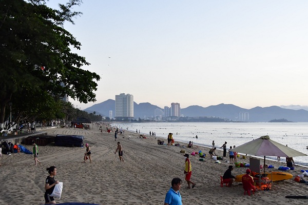 Bãi biển Nha Trang (đoạn phía trước cà phê Bốn mùa)