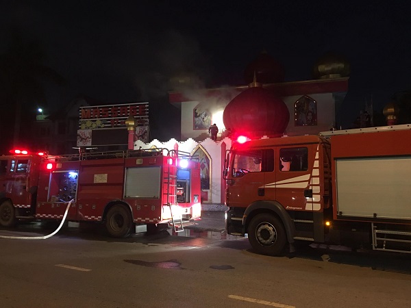 Nhiều xe cứu hỏa và các chiến sĩ cứu hỏa được huy động đến khống chế đám cháy