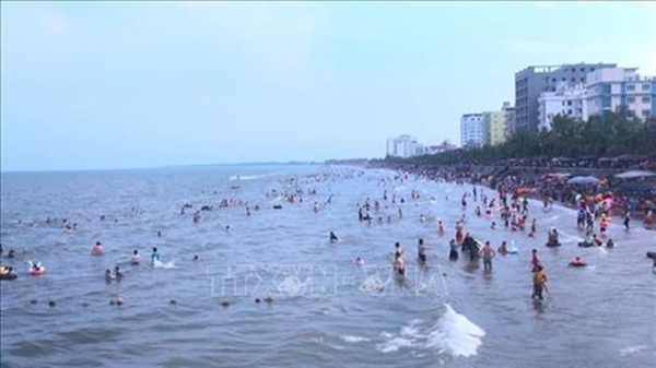 Hàng nghìn du khách tắm tại bãi biển Sầm Sơn trong ngày 3/5 (Ảnh: Trịnh Duy Hưng-TTXVN)