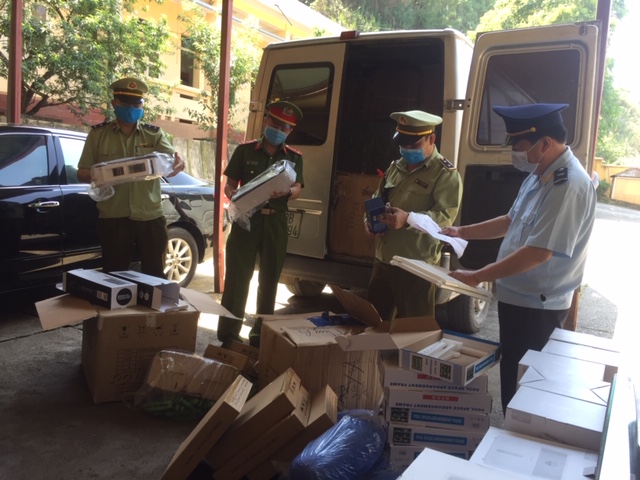 Lực lượng chức năng Lạng Sơn kiểm tra hàng hóa vi phạm