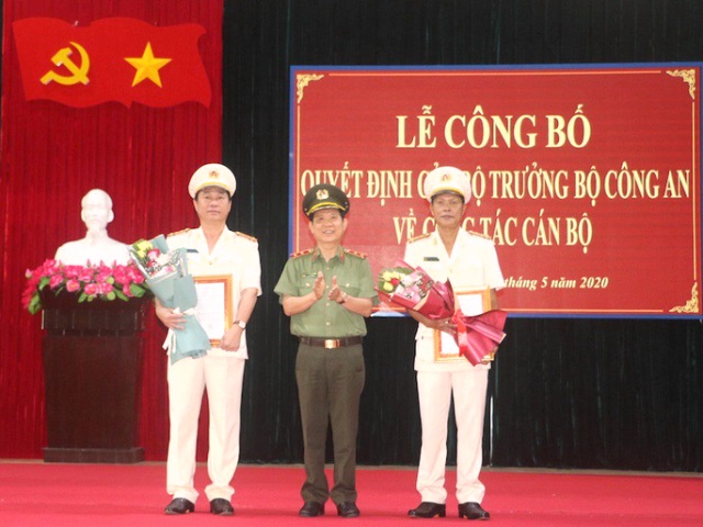 Trung tướng Nguyễn Văn Sơn đã trao quyết định cho Đại tá Nguyễn Thanh Trang (phải) và Đại tá Phan Công Bình (trái).