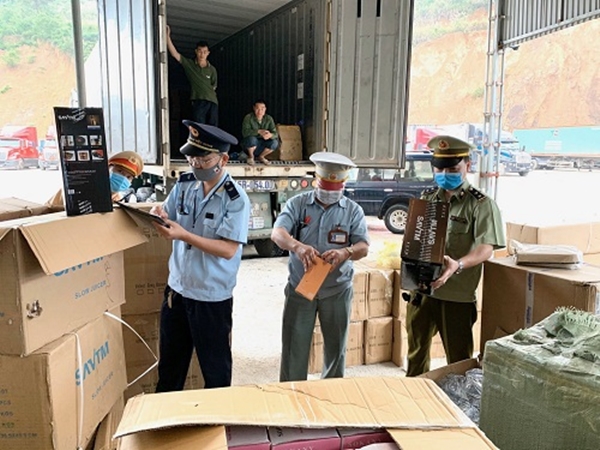 Lực lượng chức năng tỉnh Lạng Sơn kiểm đếm hàng hóa vi phạm