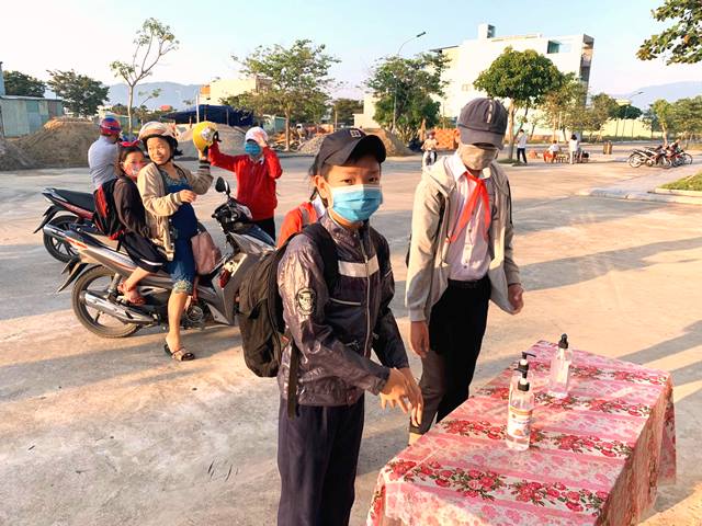 Các em học sịnh được sát khẩu tay trước khi vào lớp