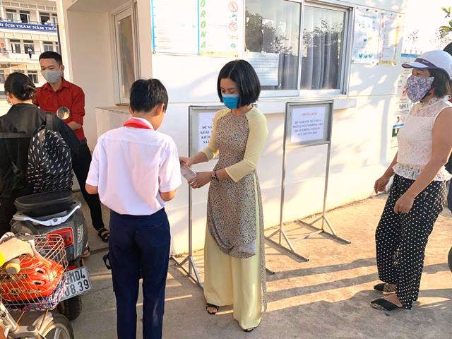 Các thầy, cô giáo trực tiếp sát khẩu cho học sinh