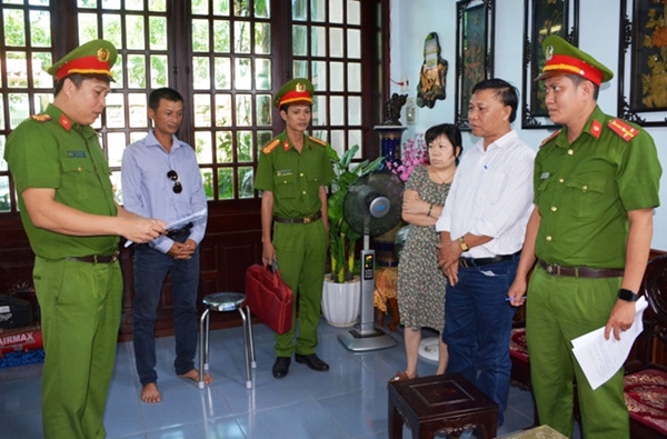 Công an tỉnh Quảng Nam đọc quyết định khởi tố bị can Trần Quốc Việt (áo trắng) (Ảnh NAM THỊNH)