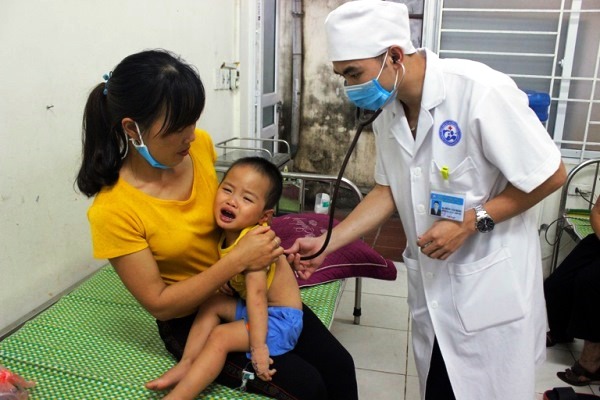 Bác sĩ Bệnh viện Sản-Nhi tỉnh Vĩnh Phúc khám, theo dõi sức khỏe cho bệnh nhi bị đuối nước
