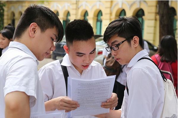 Học sinh vừa làm xong bài thi kỳ thi lớp 10 năm học 2018-2019 tại Hà Nội