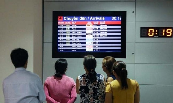 Người dân theo dõi chuyến bay đến tại sân bay Tân Sơn Nhất, TP.HCM (Ảnh: Quỳnh Trần)