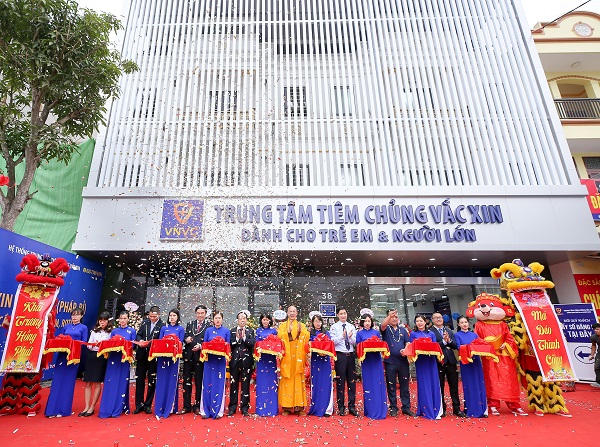 VNVC Thái Nguyên với diện tích lên đến 1.000m2, gồm 20 phòng khám và tiêm, có khả năng phục vụ hàng ngàn lượt khách mỗi ngày, là trung tâm tiêm chủng cao cấp 5 sao đầu tiên tại địa phương.