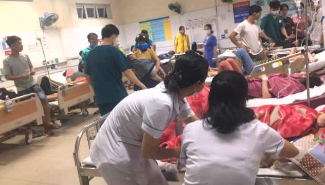 Các y bác sĩ Trung tâm Y tế huyện Hòa Vang chăm sóc cho các bệnh nhân