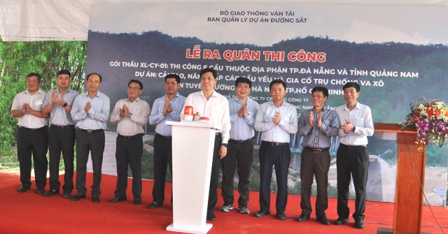 Thứ trưởng Bộ GTVT ông Nguyễn Ngọc Đông phát lệnh khởi công gói thầu.