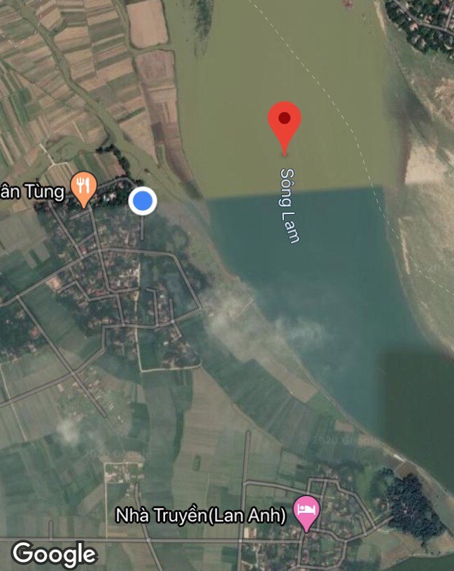 Điểm khai thác cát trái phép trên sông Lam mà lực lượng CSGT Công an huyện Đức Thọ phát hiện, bắt giữ vào sáng 8/5 (Chấm đỏ) Ảnh: Google Maps