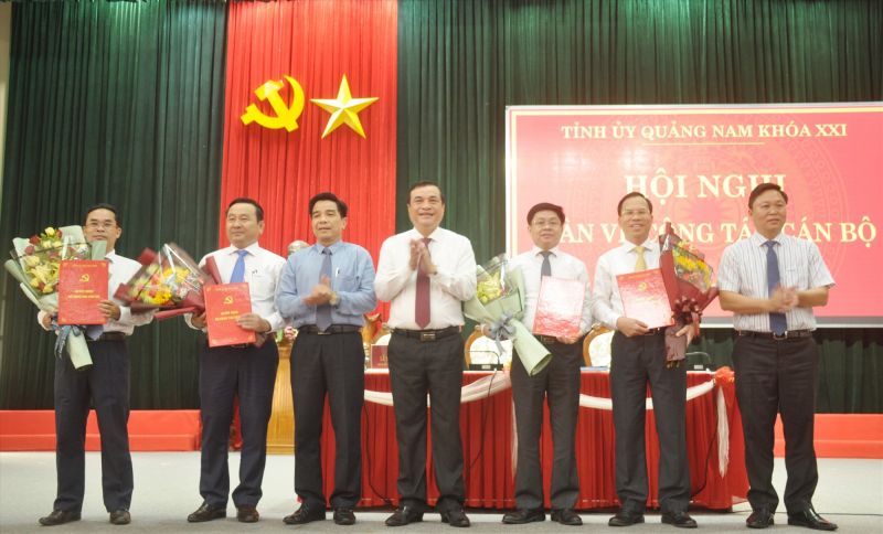 Thường trực Tỉnh ủy Quảng Nam trao quyết định và tặng hoa chúc mừng các đồng chí được Ban Bí thư chỉ định tham gia Tỉnh ủy nhiệm kỳ 2015-2020. Ảnh: Quảng Nam Online